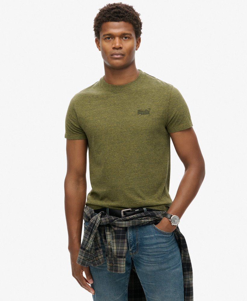 camiseta essential logo em algodão orgânico na cor verde-oliva mesclado.