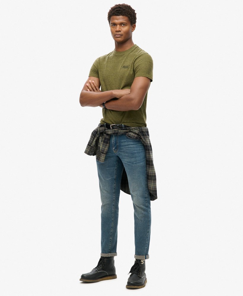 camiseta essential logo em algodão orgânico na cor verde-oliva mesclado.
