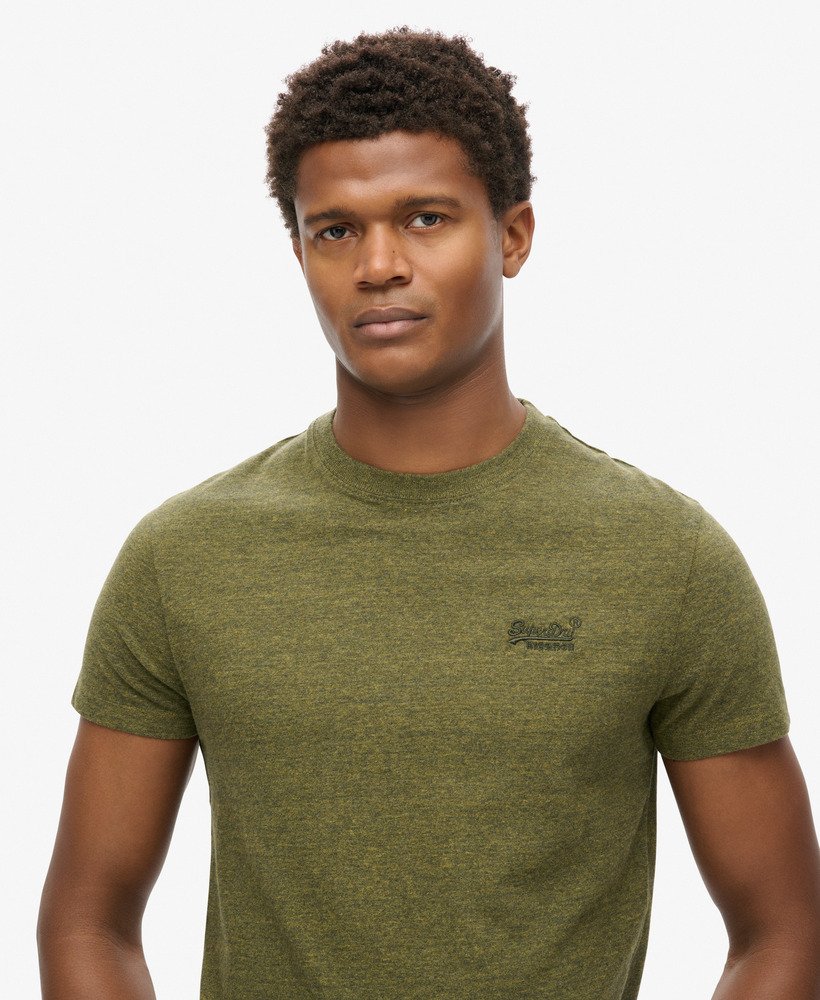 camiseta essential logo em algodão orgânico na cor verde-oliva mesclado.