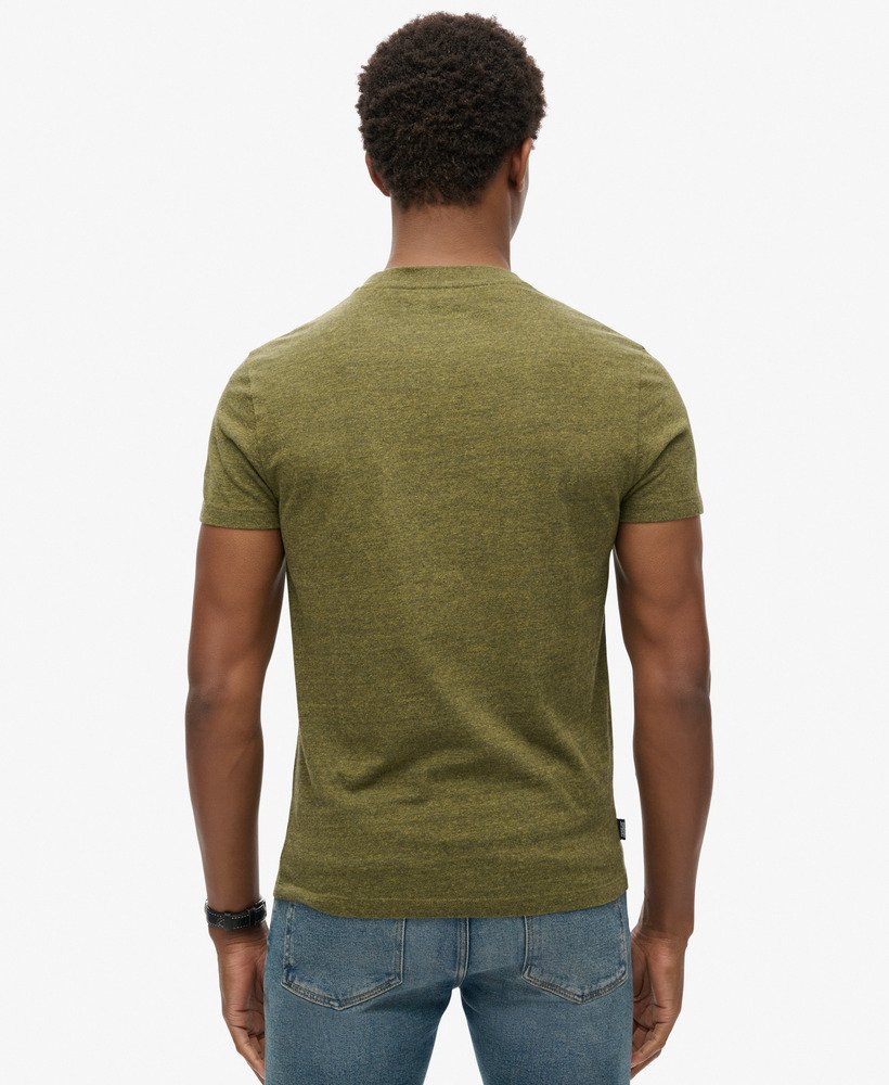 camiseta essential logo em algodão orgânico na cor verde-oliva mesclado.