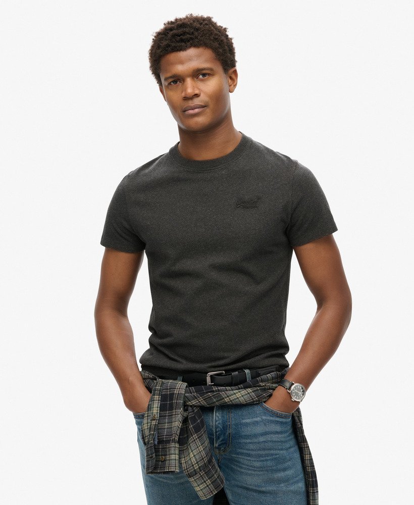 camiseta essential logo em algodão orgânico na cor raven black mescla.