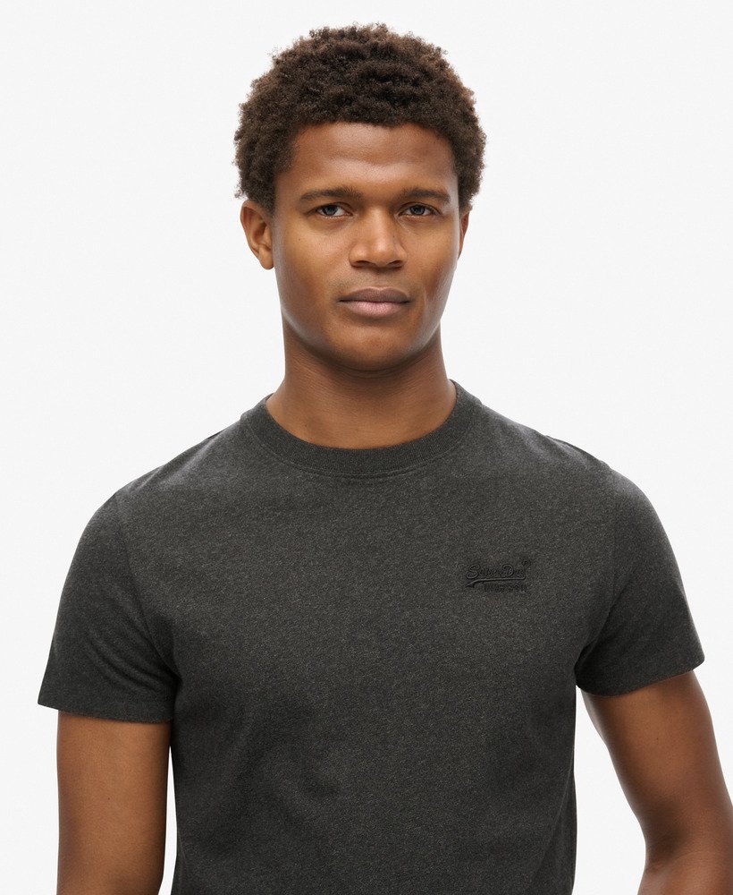 camiseta essential logo em algodão orgânico na cor raven black mescla.