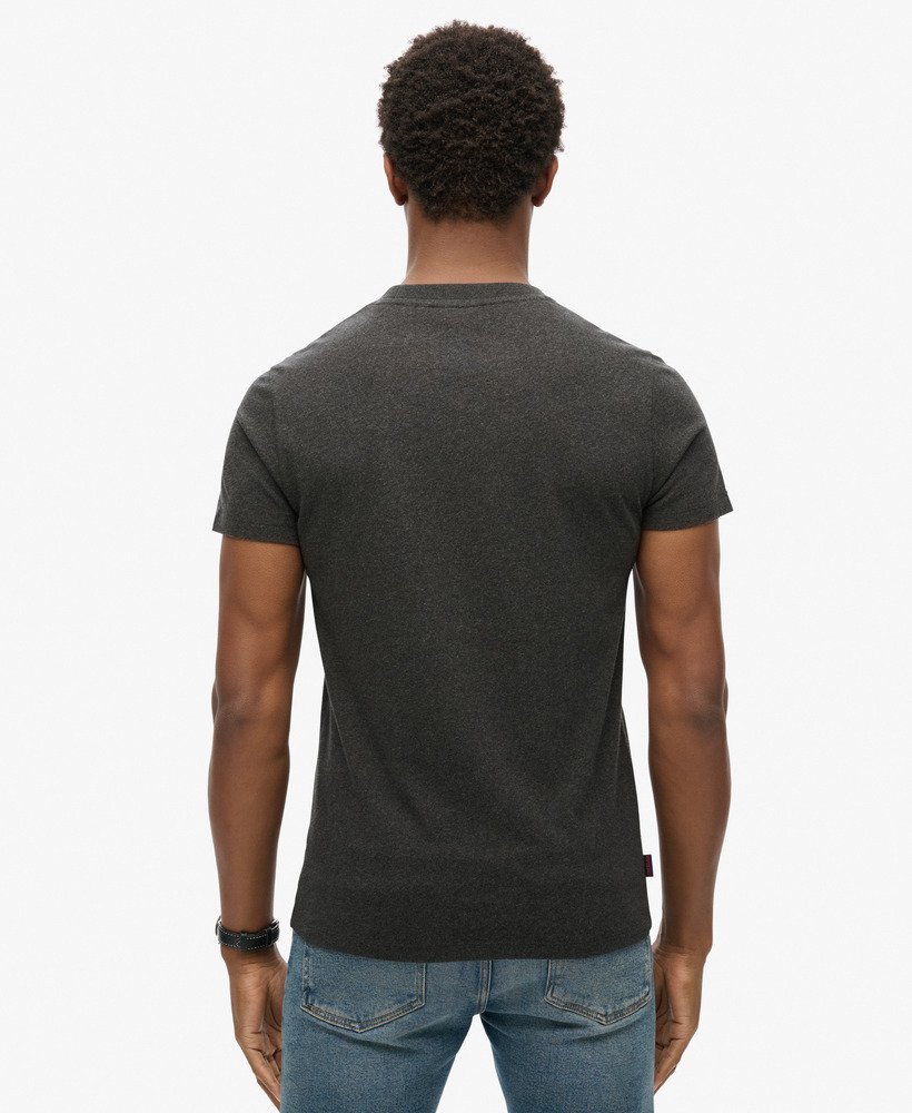 camiseta essential logo em algodão orgânico na cor raven black mescla.