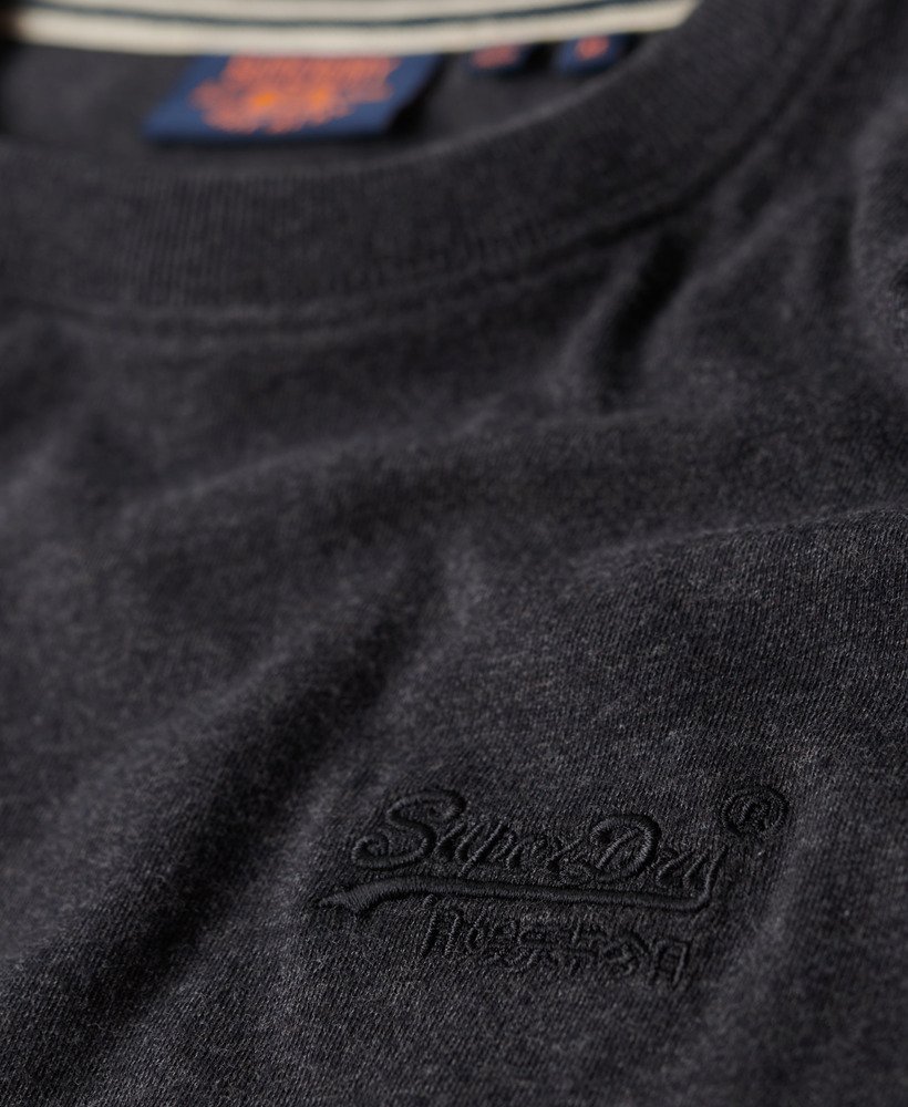 camiseta essential logo em algodão orgânico na cor raven black mescla.