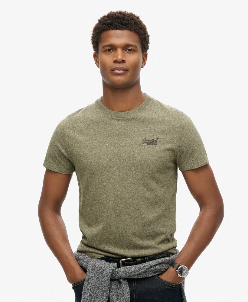 camiseta essential logo em algodão orgânico na cor cinza oliva mesclado