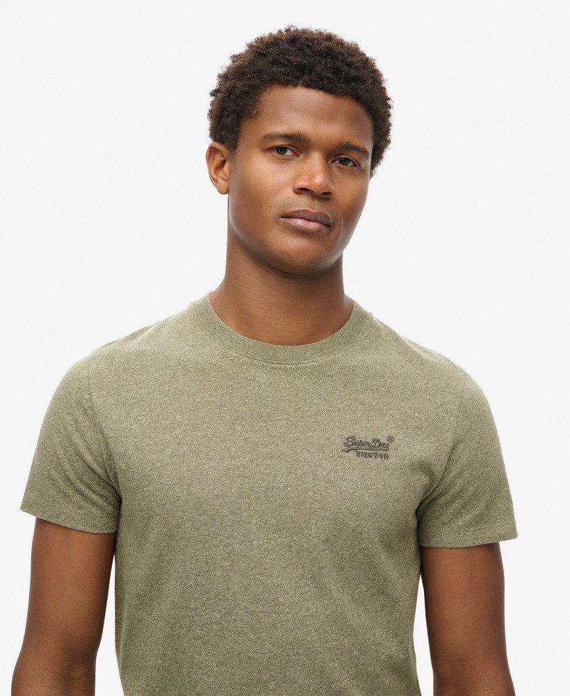 camiseta essential logo em algodão orgânico na cor cinza oliva mesclado