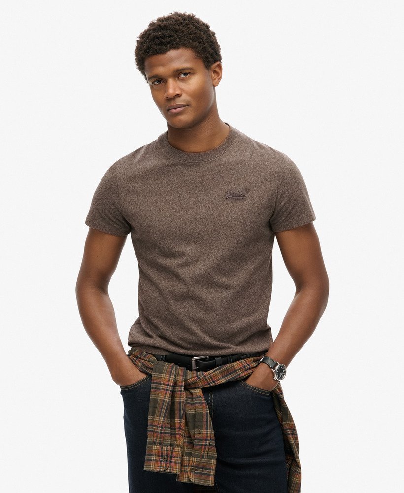 camiseta essential logo em algodão orgânico na cor marrom cacau mesclado