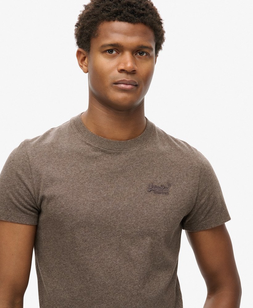 camiseta essential logo em algodão orgânico na cor marrom cacau mesclado