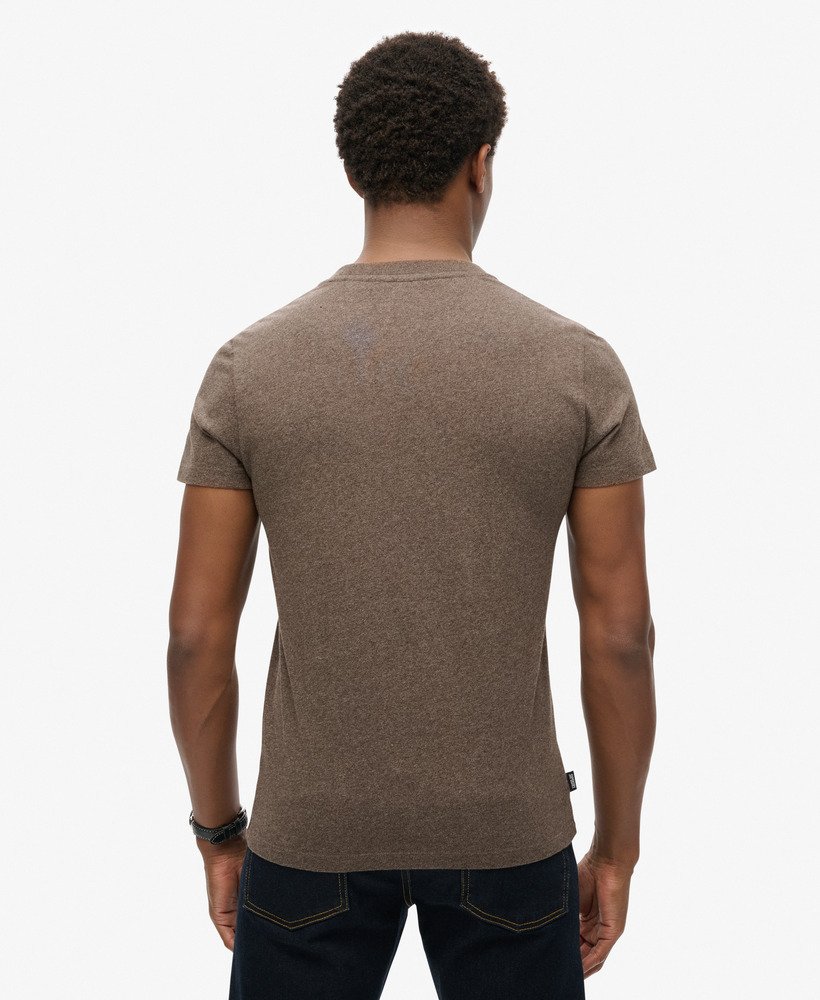 camiseta essential logo em algodão orgânico na cor marrom cacau mesclado