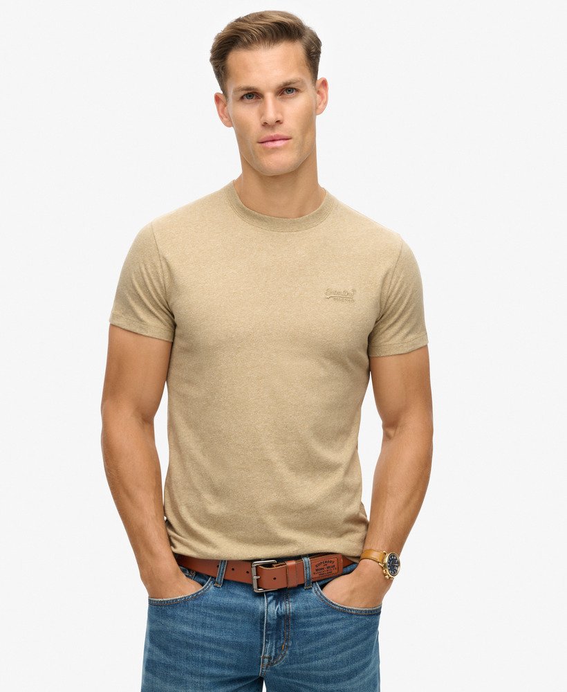 camiseta essential logo em algodão orgânico na cor marrom mesclado.