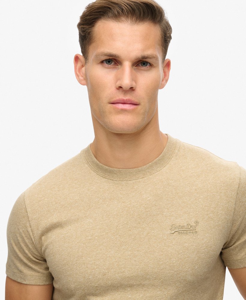 camiseta essential logo em algodão orgânico na cor marrom mesclado.