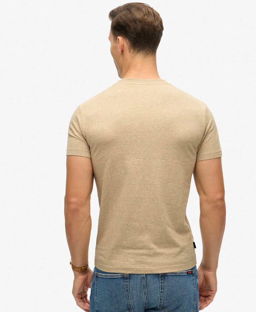 camiseta essential logo em algodão orgânico na cor marrom mesclado.