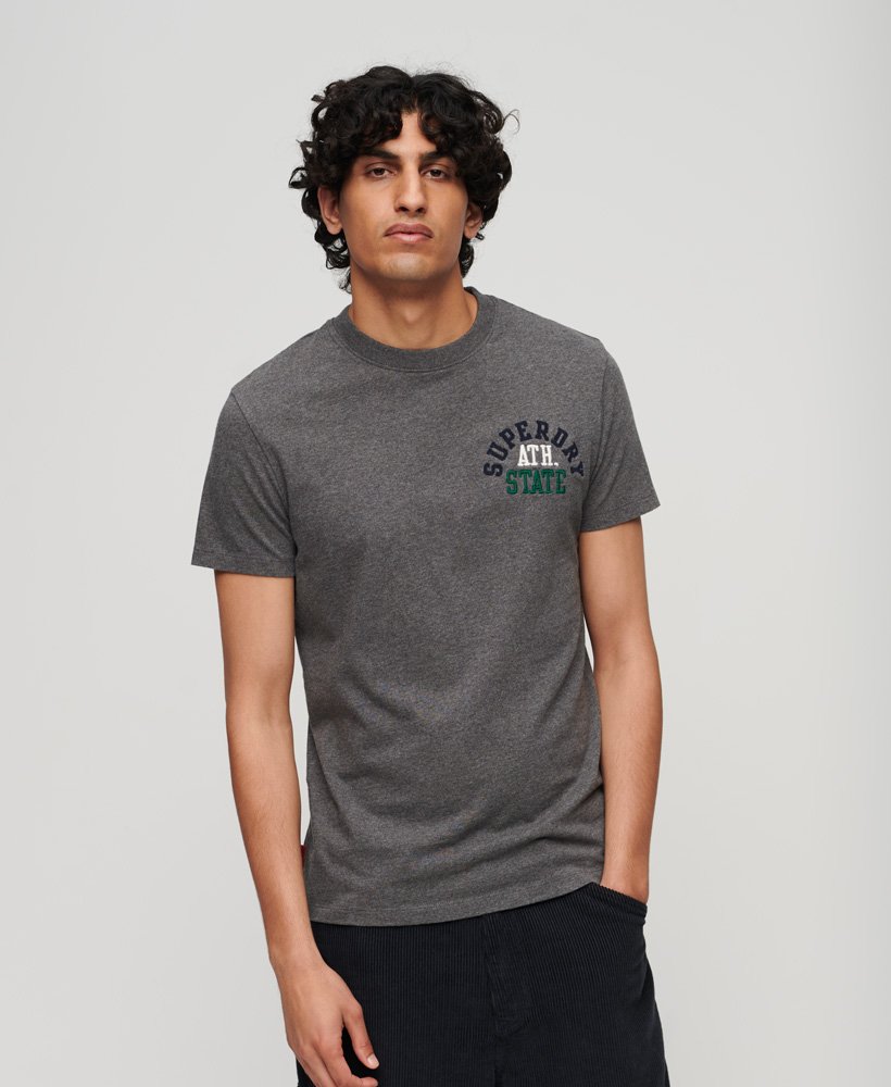 camiseta superstate athletic com logotipo bordado na cor cinza carvão mesclado.