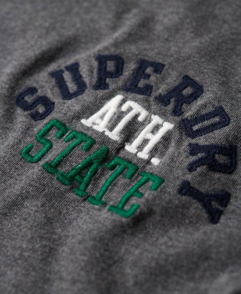 camiseta superstate athletic com logotipo bordado na cor cinza carvão mesclado.
