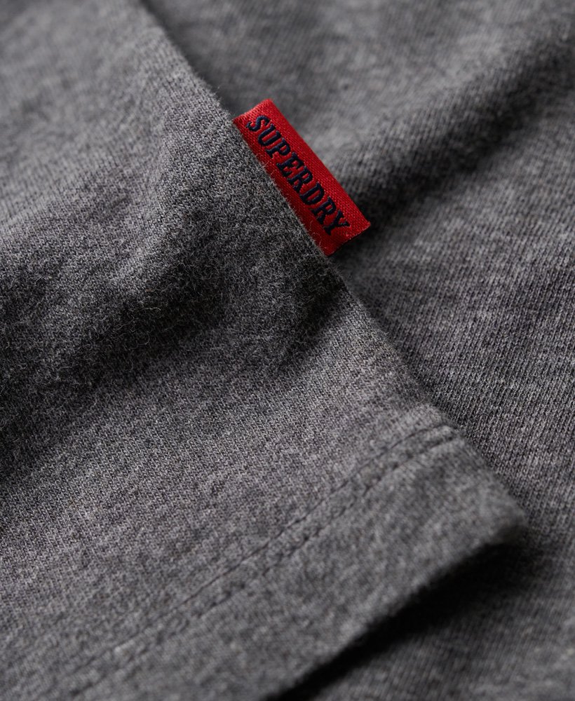 camiseta superstate athletic com logotipo bordado na cor cinza carvão mesclado.