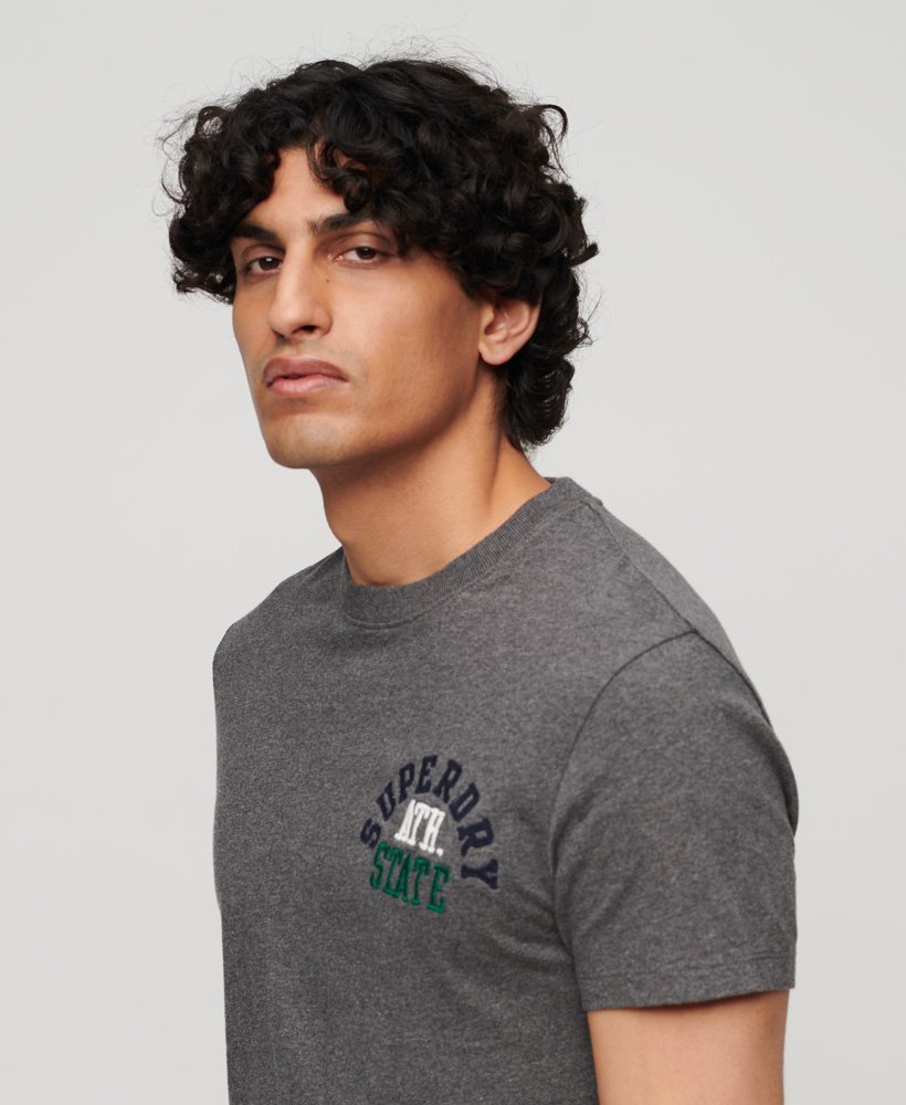 camiseta superstate athletic com logotipo bordado na cor cinza carvão mesclado.