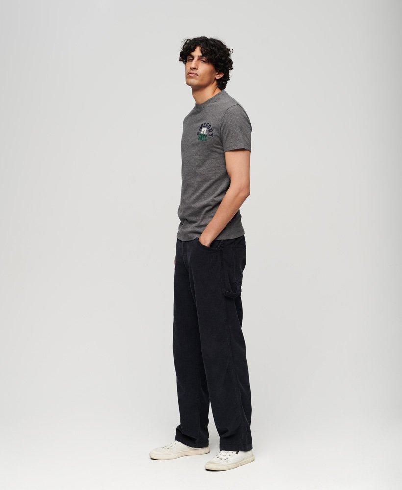 camiseta superstate athletic com logotipo bordado na cor cinza carvão mesclado.