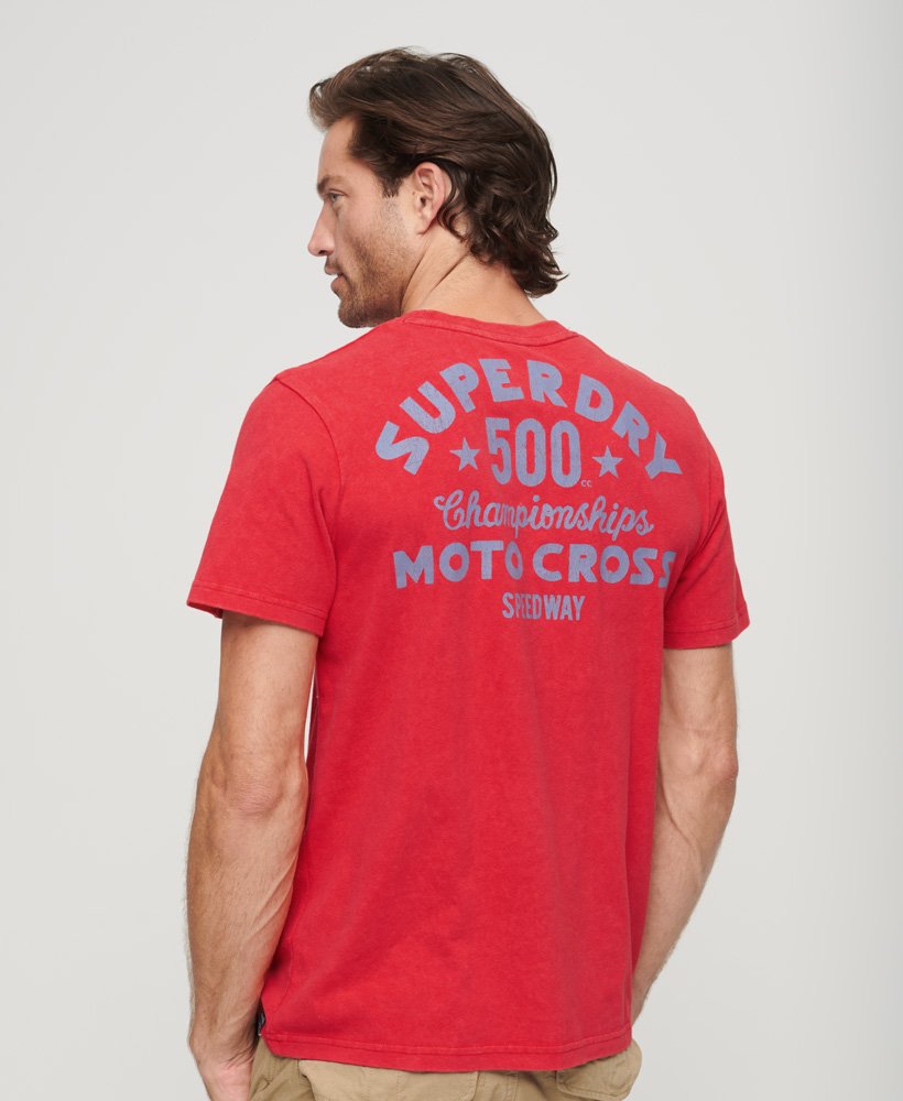 camiseta vintage americana com estampa gráfica na cor vermelho refrigerante