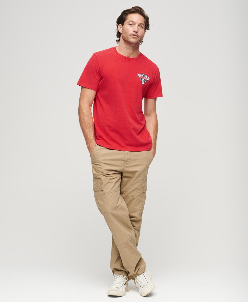 camiseta vintage americana com estampa gráfica na cor vermelho refrigerante