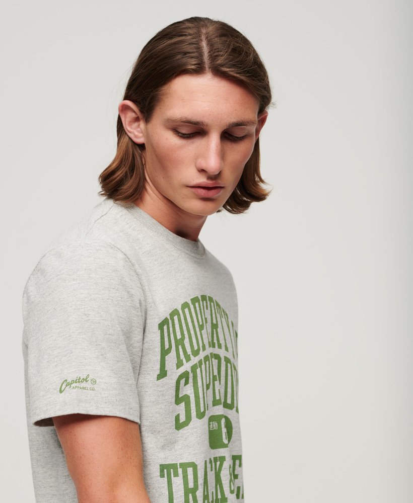 camiseta esportiva universitária com estampa na cor cinza mesclado.