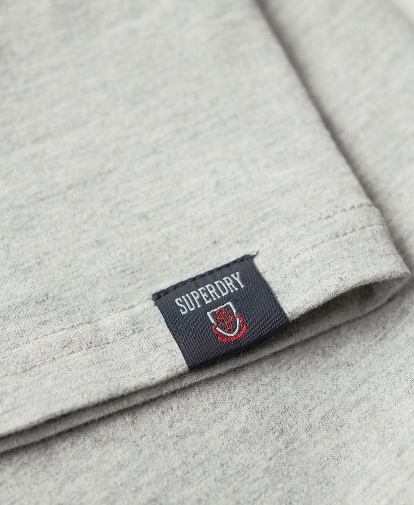 camiseta esportiva universitária com estampa na cor cinza mesclado.