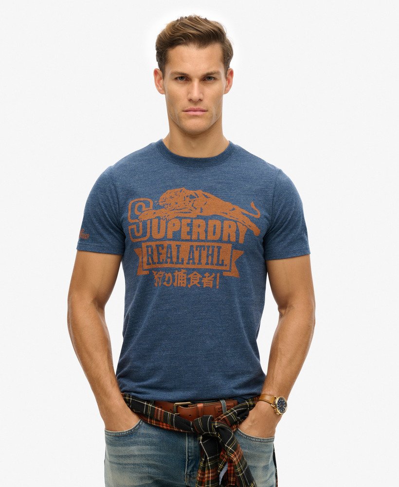 camiseta esportiva universitária com estampa em preto e azul mesclado.