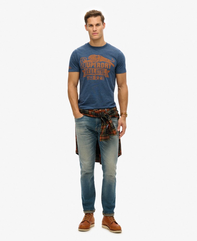 camiseta esportiva universitária com estampa em preto e azul mesclado.