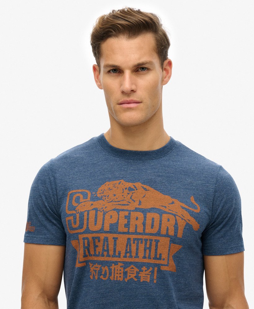 camiseta esportiva universitária com estampa em preto e azul mesclado.