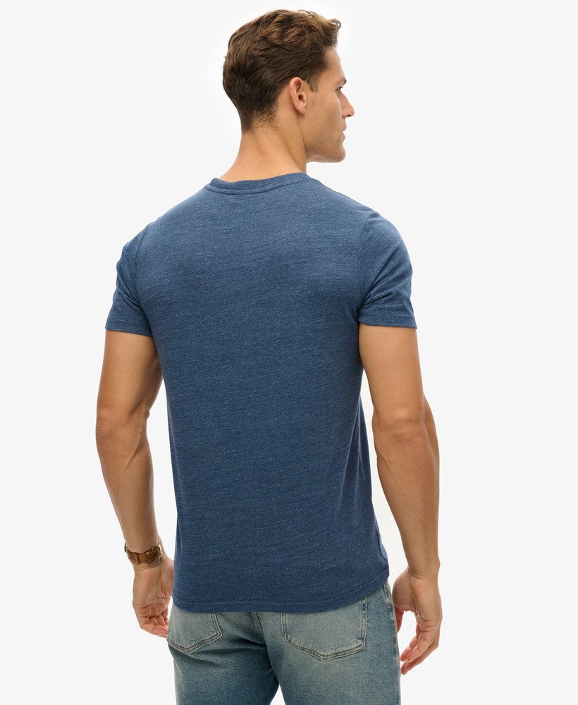 camiseta esportiva universitária com estampa em preto e azul mesclado.