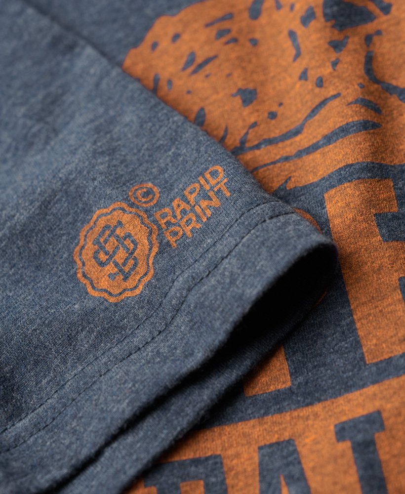 camiseta esportiva universitária com estampa em preto e azul mesclado.