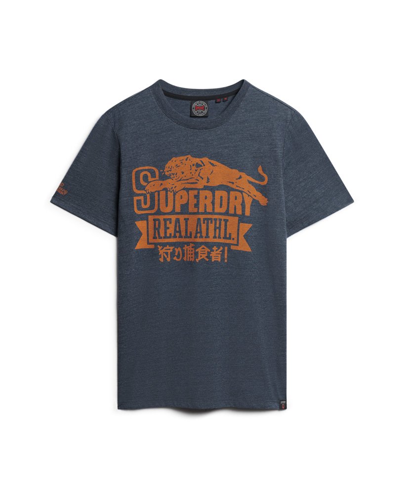 camiseta esportiva universitária com estampa em preto e azul mesclado.