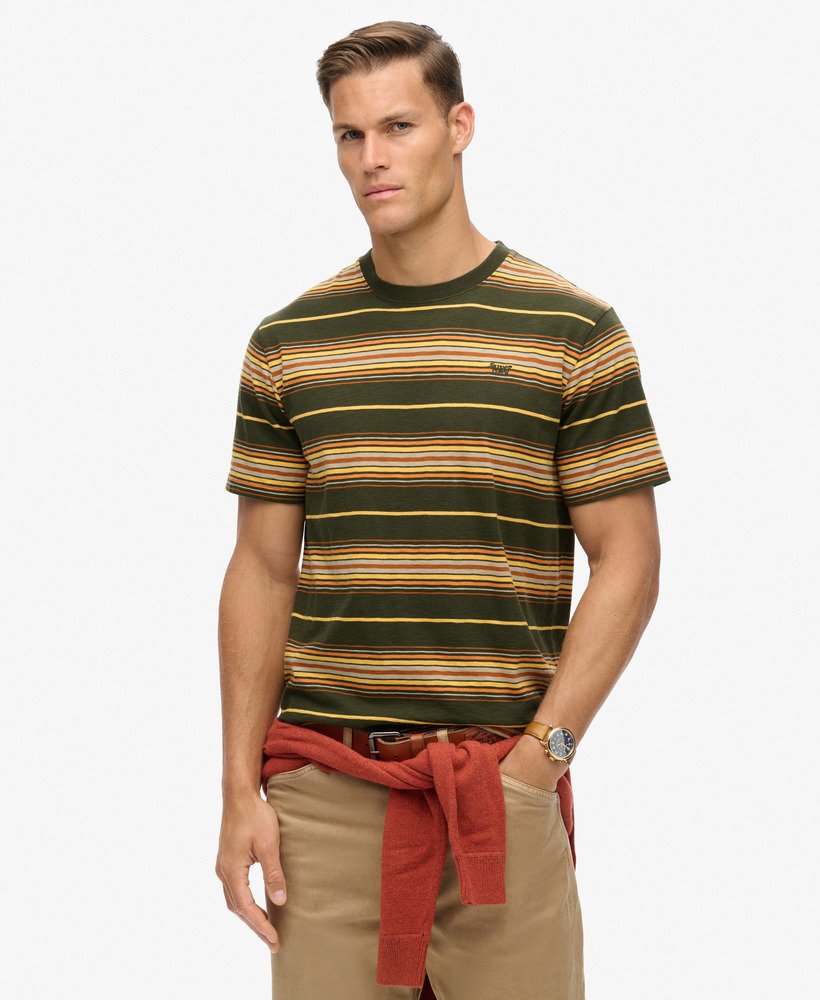 camiseta listrada estilo descontraído na cor verde-oliva.