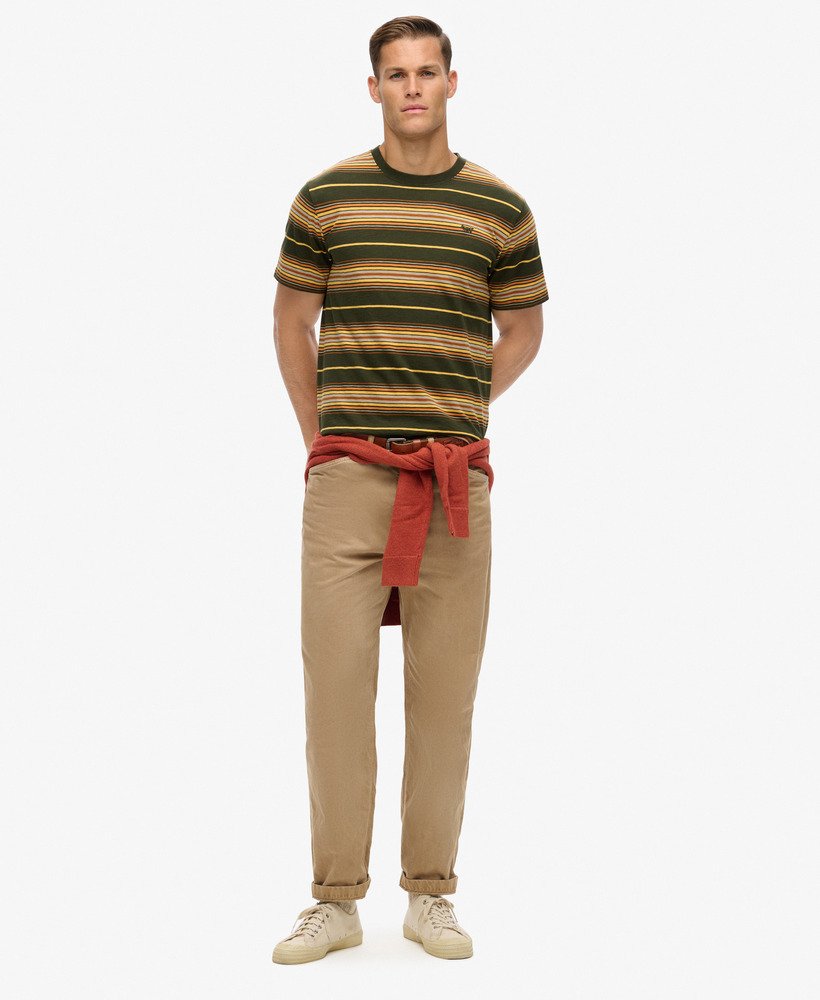 camiseta listrada estilo descontraído na cor verde-oliva.