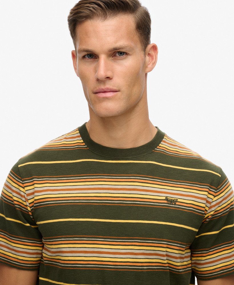 camiseta listrada estilo descontraído na cor verde-oliva.