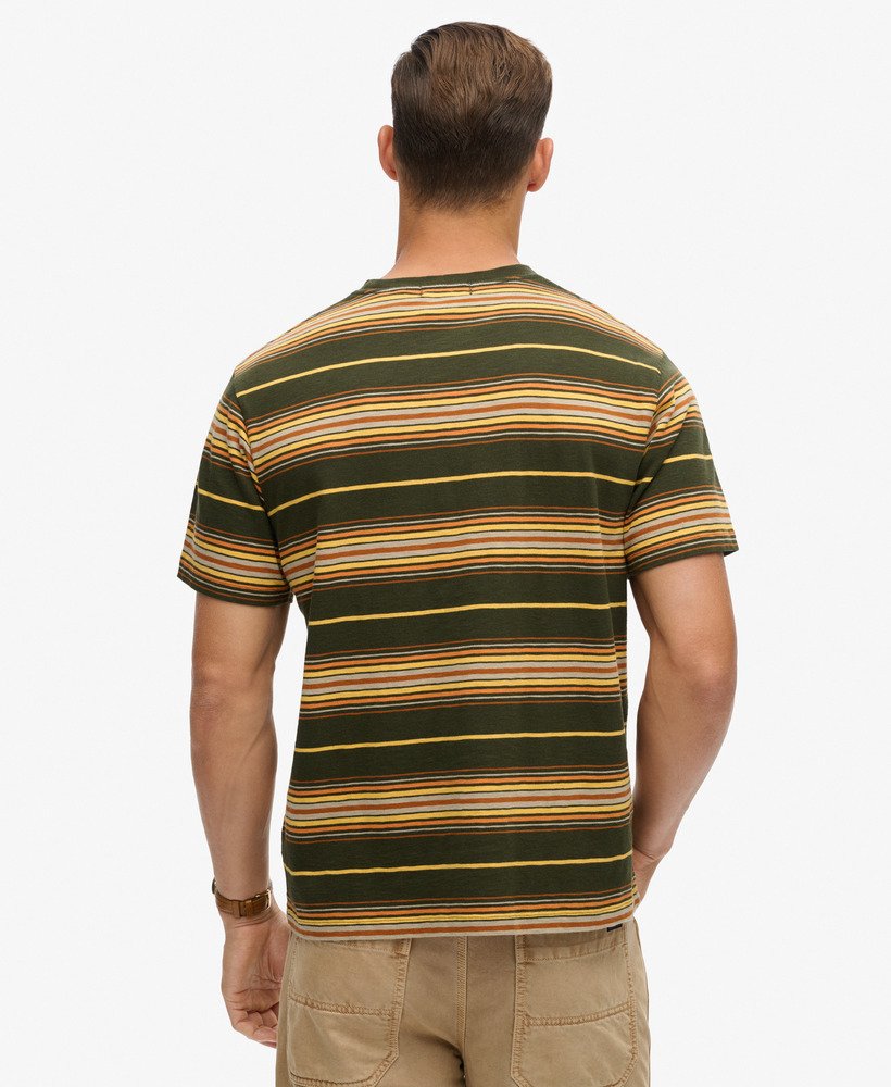 camiseta listrada estilo descontraído na cor verde-oliva.