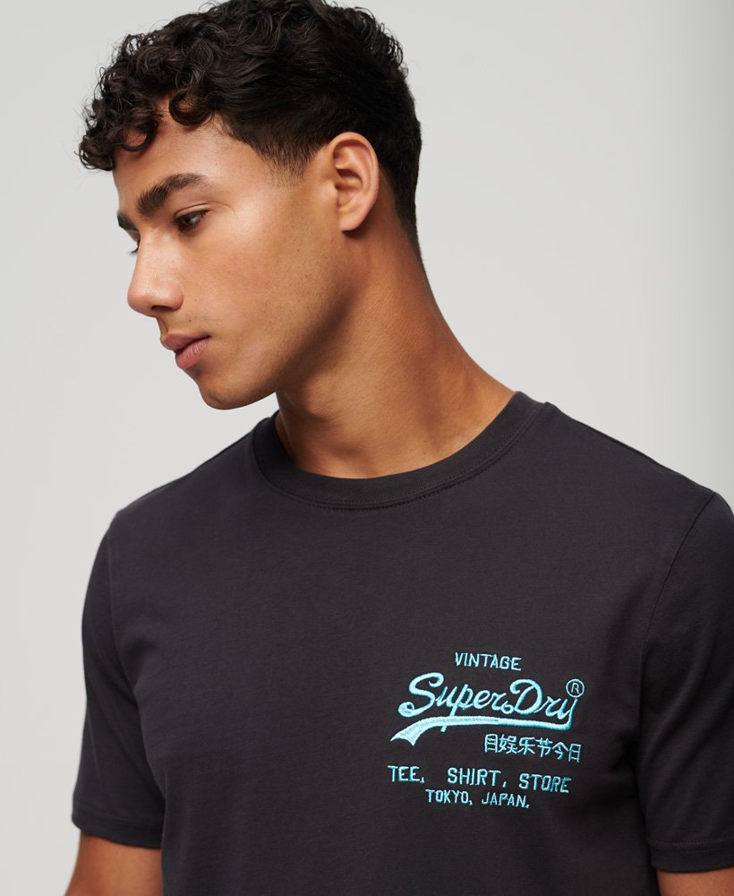camiseta preta com logo vintage em neon