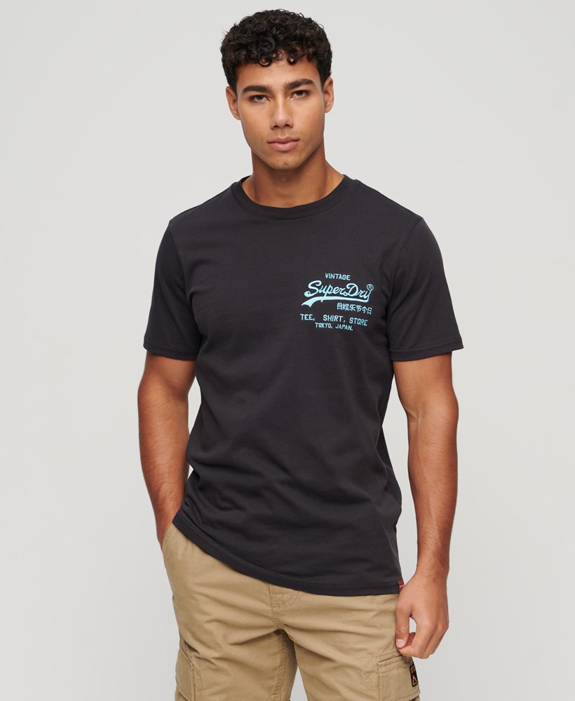 camiseta preta com logo vintage em neon