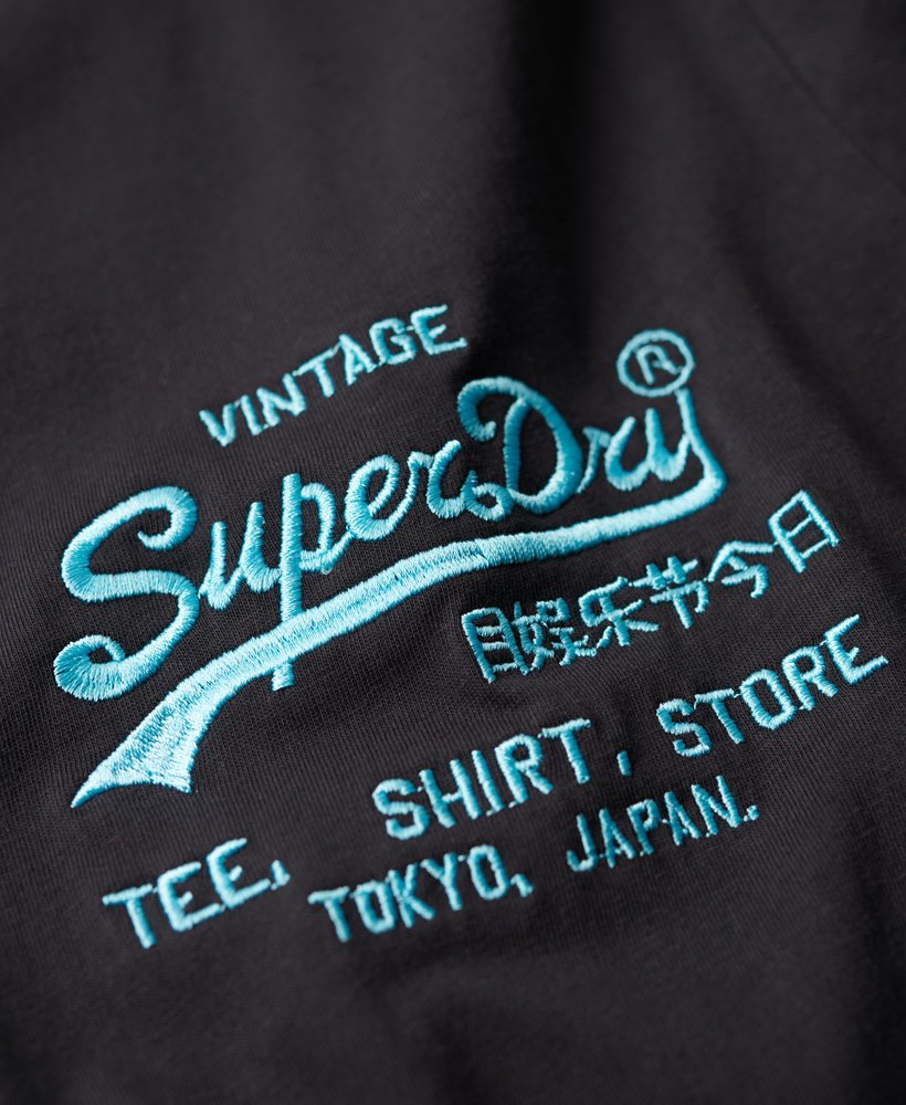 camiseta preta com logo vintage em neon