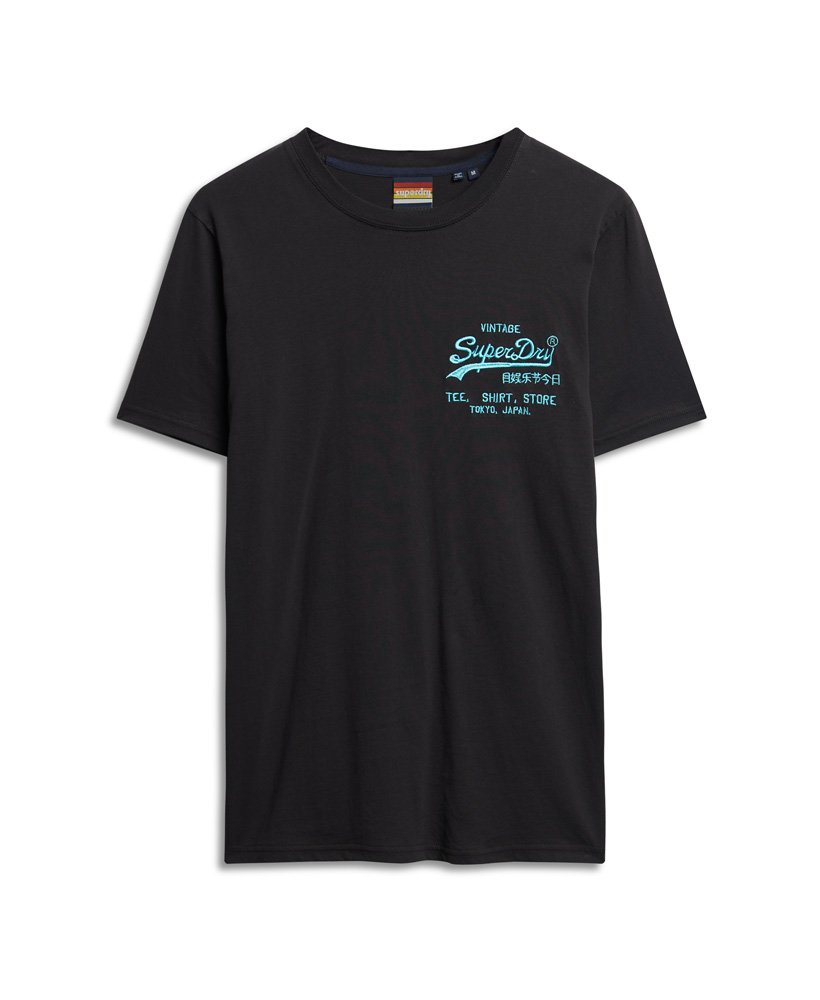 camiseta preta com logo vintage em neon