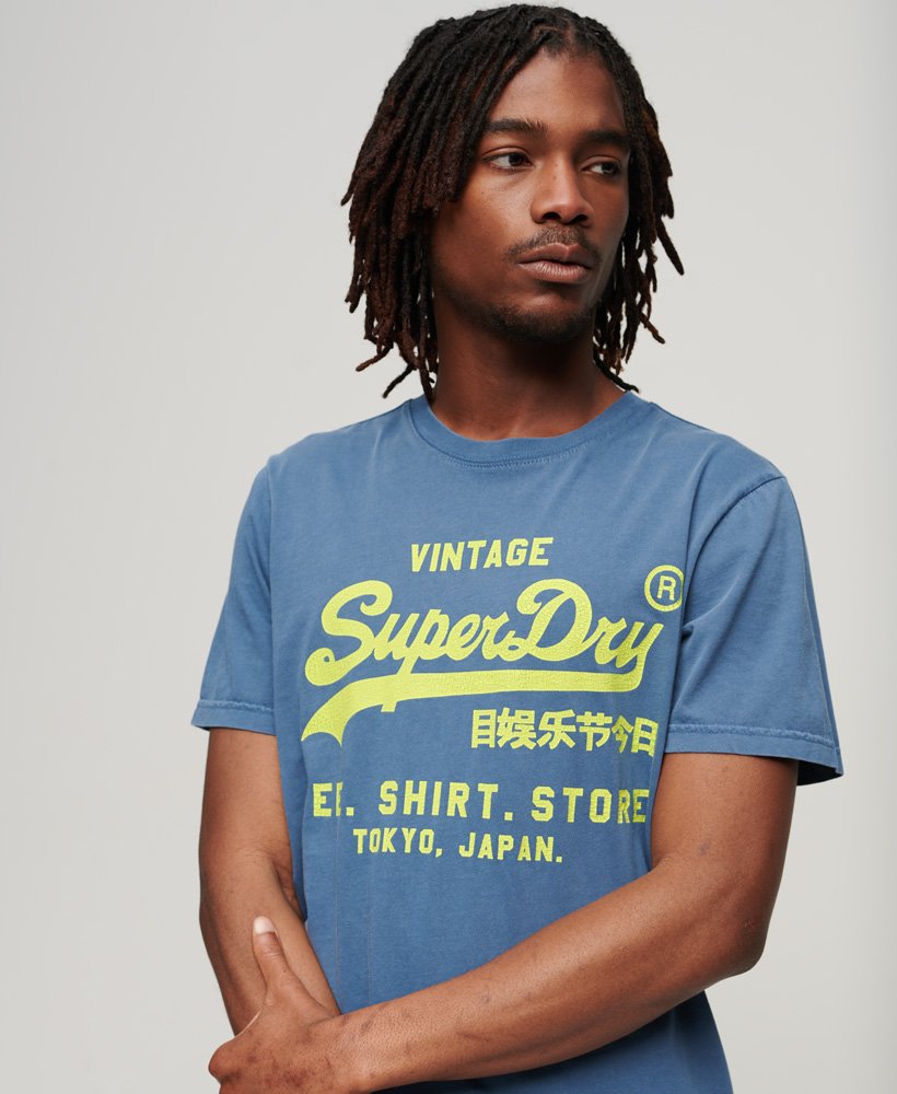 camiseta com logo vintage neon na cor azul esign