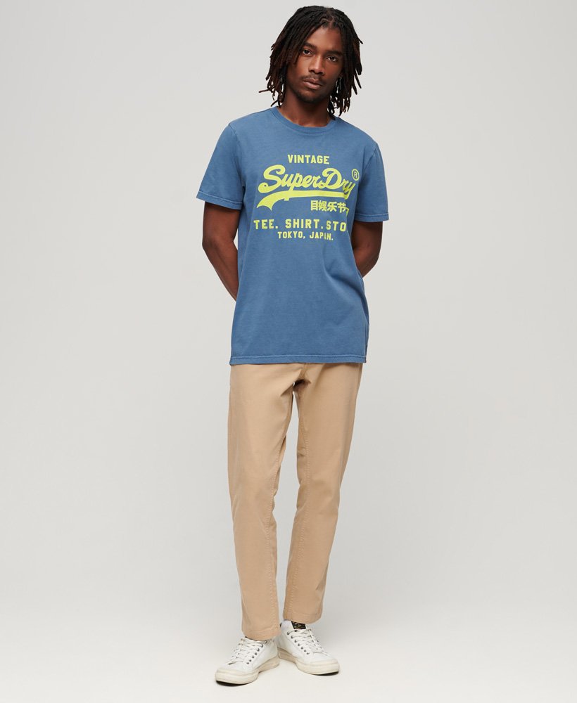 camiseta com logo vintage neon na cor azul esign