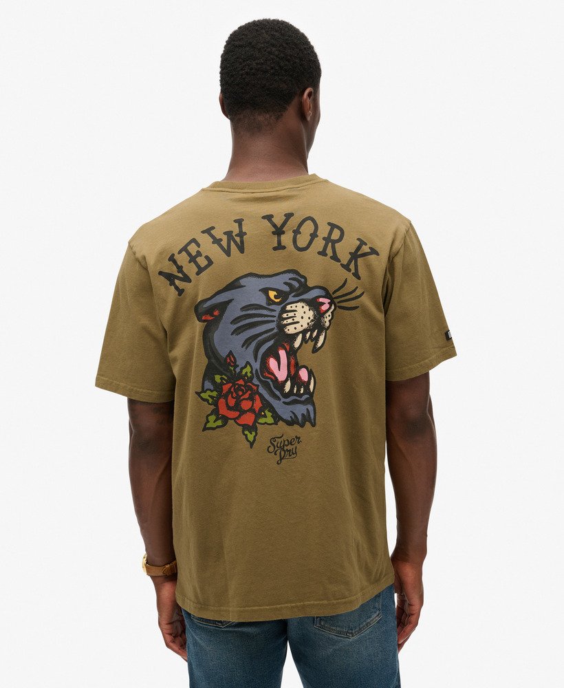 camiseta oversized com estampa de tatuagem nas costas na cor cáqui.
