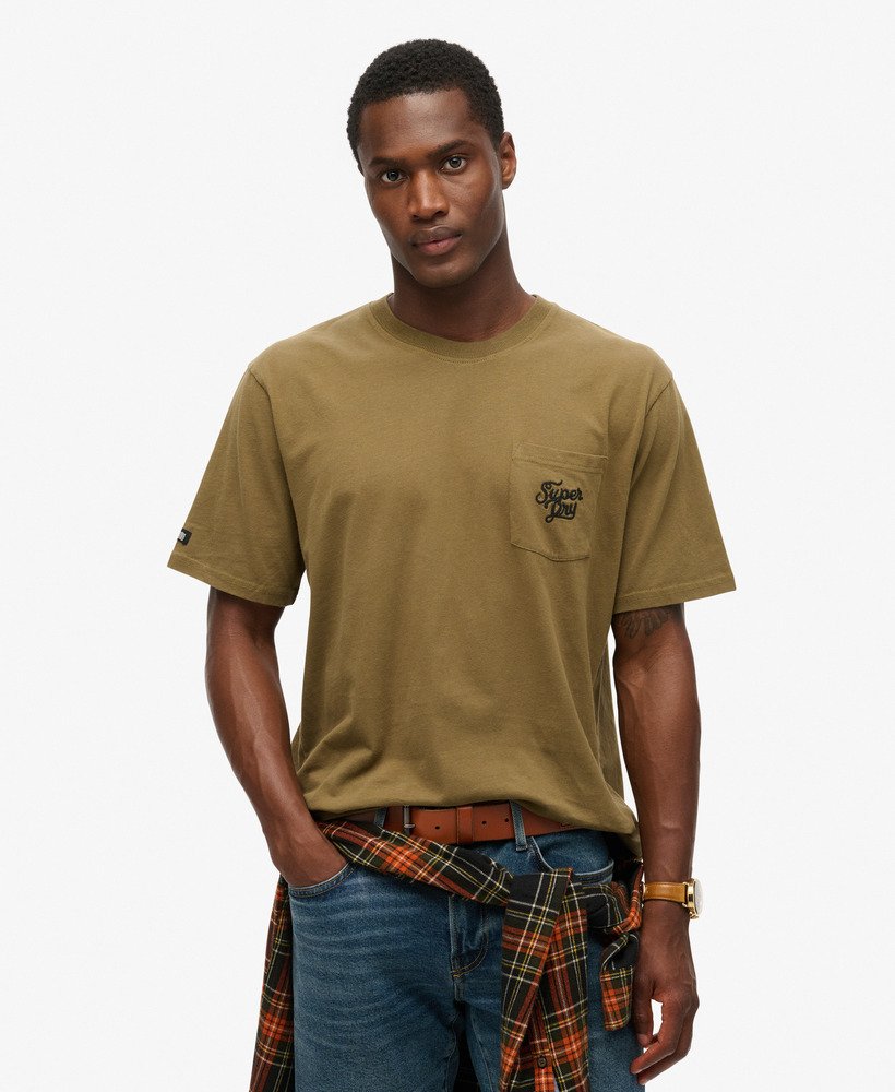 camiseta oversized com estampa de tatuagem nas costas na cor cáqui.