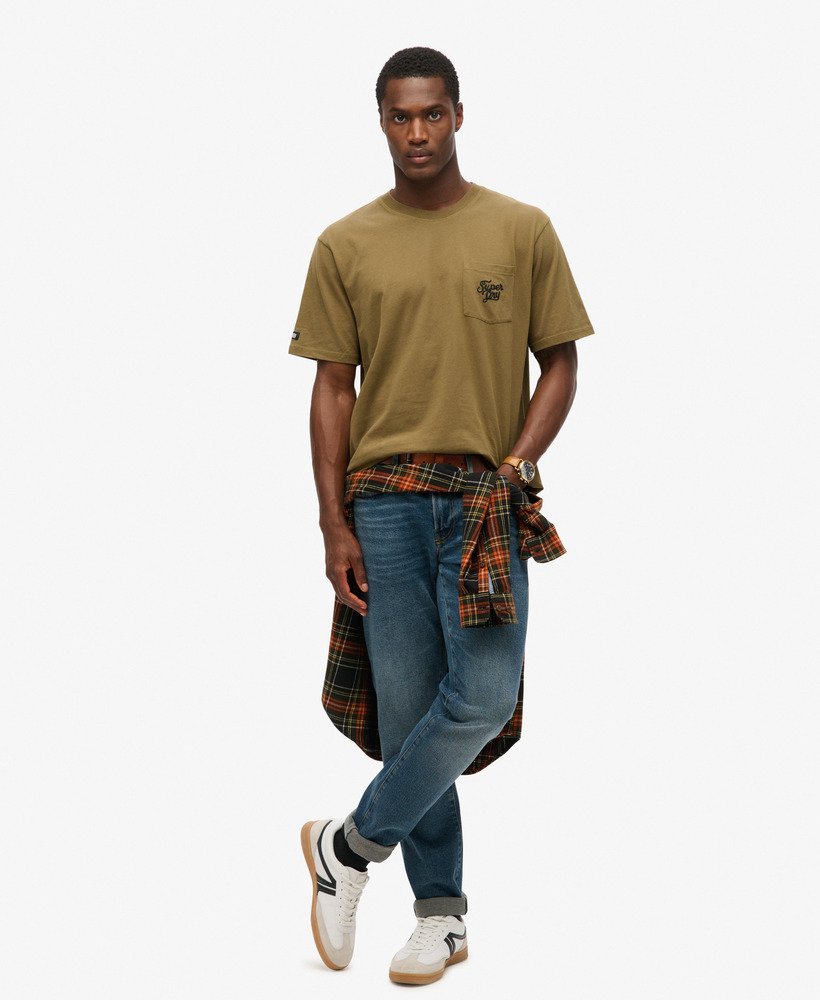 camiseta oversized com estampa de tatuagem nas costas na cor cáqui.