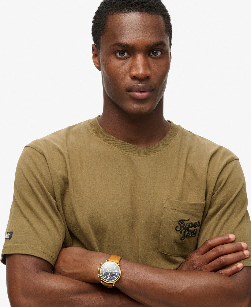 camiseta oversized com estampa de tatuagem nas costas na cor cáqui.