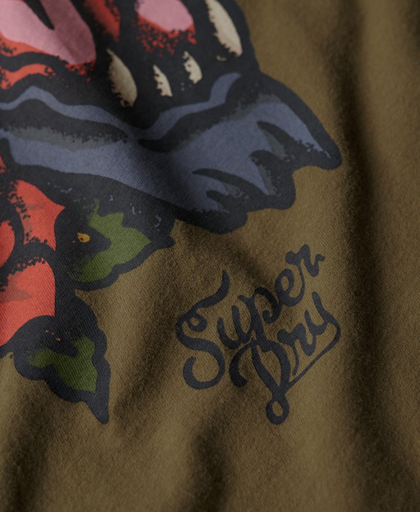camiseta oversized com estampa de tatuagem nas costas na cor cáqui.