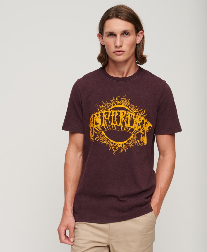 camiseta gráfica lo-fi dos anos 70 com estampa de banda em um tom rico de vinho tinto com textura irregular.