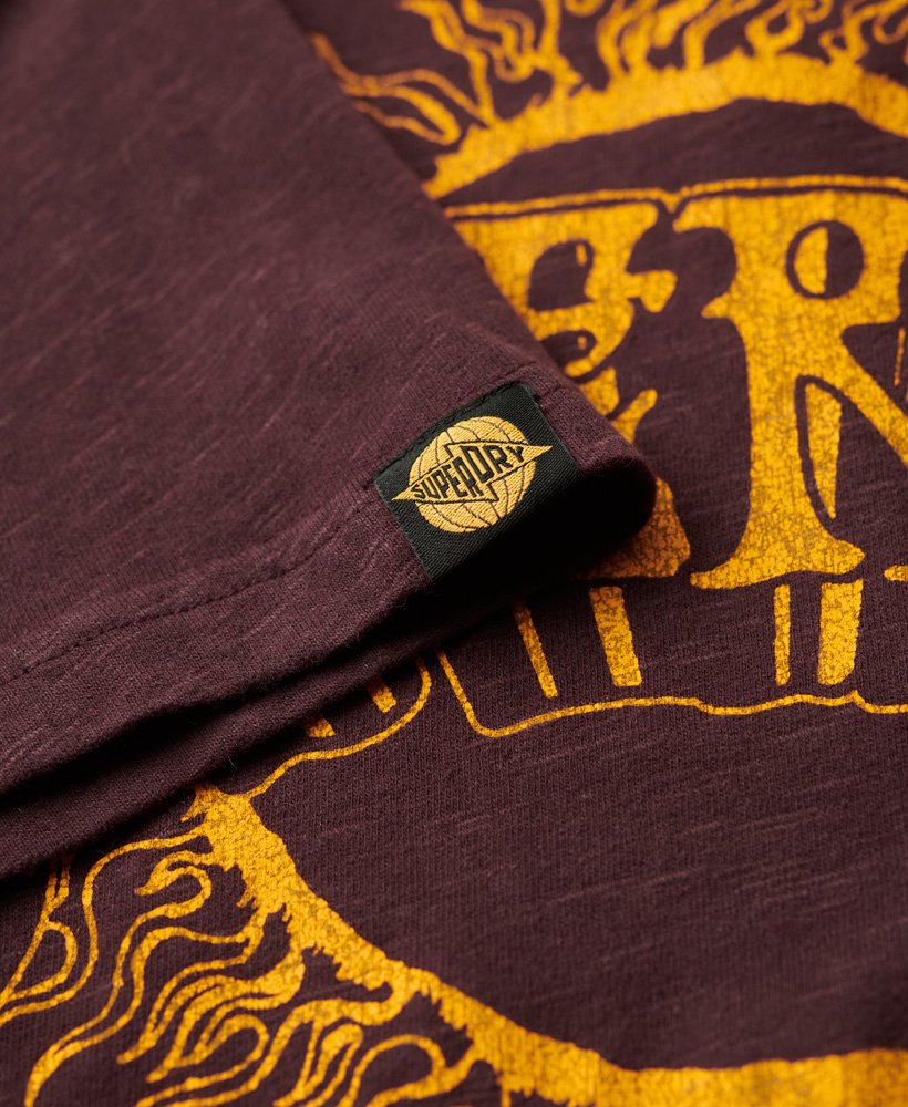 camiseta gráfica lo-fi dos anos 70 com estampa de banda em um tom rico de vinho tinto com textura irregular.