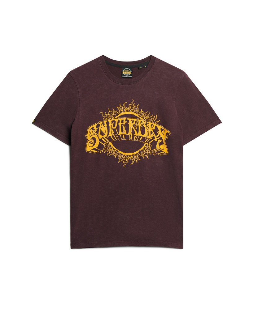 camiseta gráfica lo-fi dos anos 70 com estampa de banda em um tom rico de vinho tinto com textura irregular.