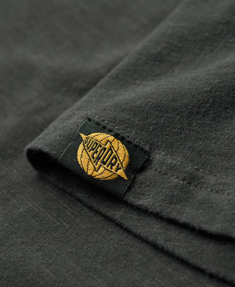 camiseta gráfica lo-fi dos anos 70 com estampa de banda em tecido preto lavado com textura irregular.